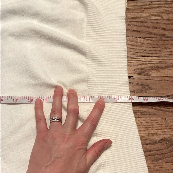 Pink Martini Elegant White V-Neck Sweater - Picture 11 of 12